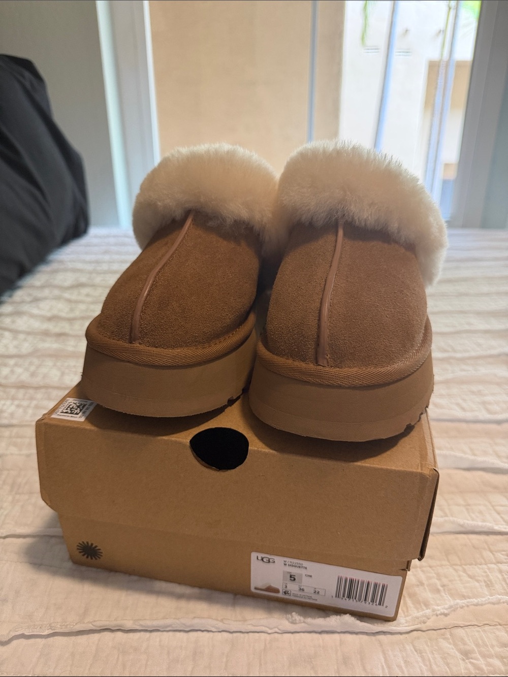 UGG women’s Disquette Chestnut Slide Slippers size 5 - like new!